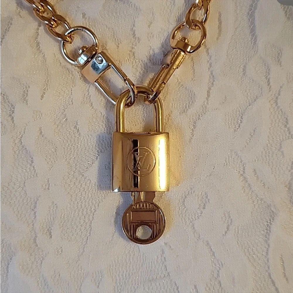 Louis Vuitton lock and key with unbranded chain
#217 Vintage - Picture 1 of 3